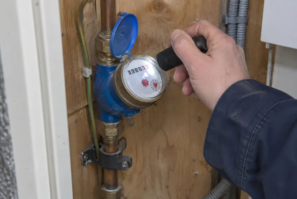Lekdetectie Zeist – watermeter in de meterkast controleren met een zaklamp